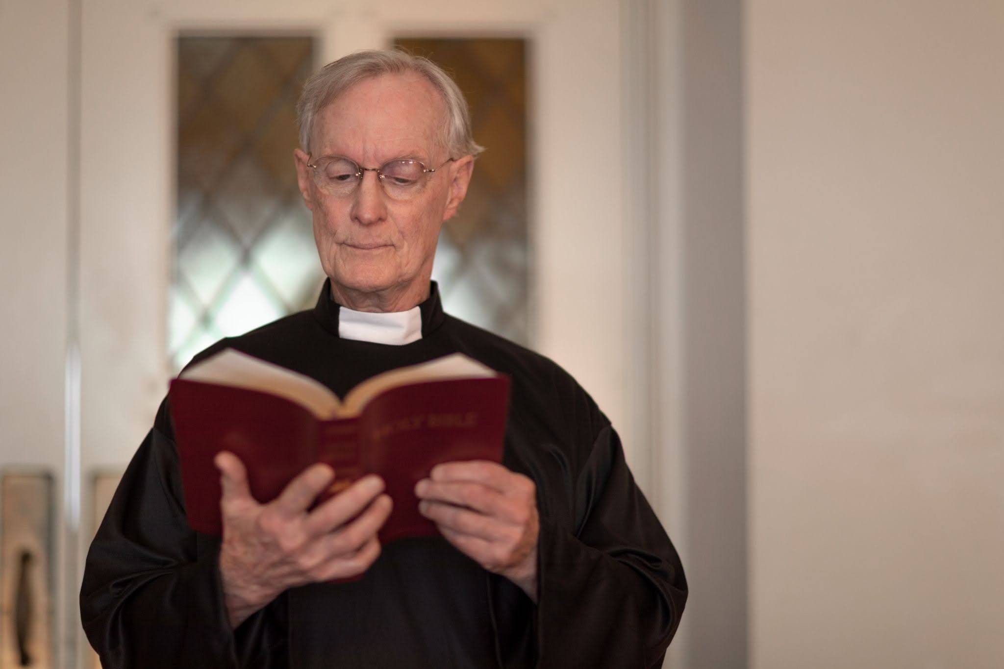 Why Do Vicars Wear That? Clergy Clothing Explained for Curious Kids article image